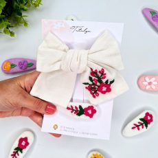 White bow fushia embordered with snap